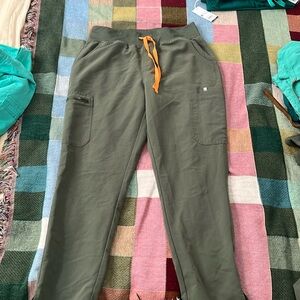 FIGS pants (L) in moss